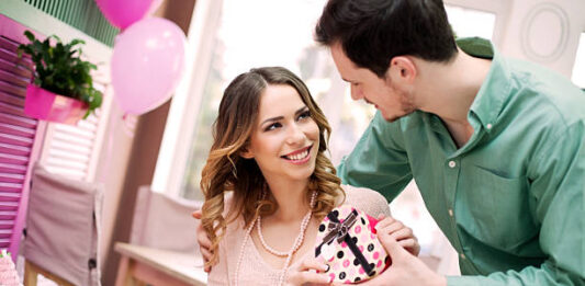 Best Birthday Gift Ideas for Girlfriend – 25 Romantic & Thoughtful Ideas to Make Her Feel Special